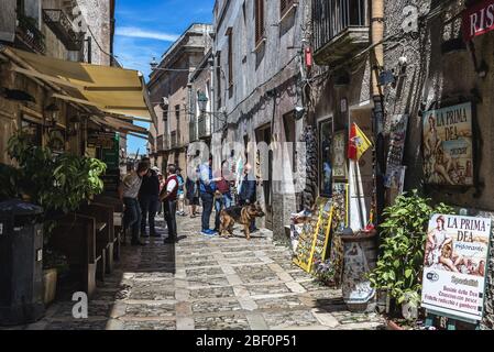 Via Vittorio Emanuele - rue principale dans la ville historique d'Erice sur un Mont Erice dans la province de Trapani en Sicile, en Italie du sud Banque D'Images