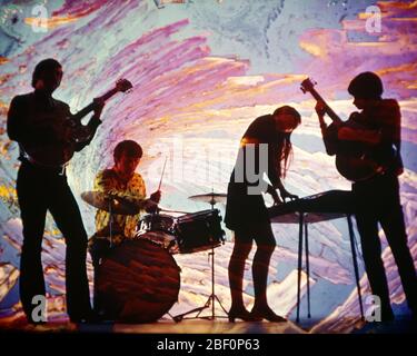 ANNÉES 60 1970 ANONYME SILHOUETTED TEEN ROCK BAND FILLE SUR CLAVIER AVEC GUITARES ET TAMBOURS SWIRLY BLEU ROSE PSYCHÉDÉLIQUE BACKGROUND - KM2984 PHT001 HARS FRIENDSHIP PLEIN-LONG BATTERIE PERSONNES INSPIRATION HOMMES ADOLESCENCE JEUNE FILLE ADOLESCENCE DIVERTISSEMENT GARÇON GROUPES QUATUOR ARTS SPECTACLE BONHEUR PSYCHÉDÉLIQUE SILHOUETTED ET PROFESSIONS INSTRUMENT DE MUSIQUE ENSEMBLE CONCEPTUEL INSTRUIT ANONYME RÊVES COMBO ROCK ET ROLL CRÉATIVITÉ CROISSANCE GUITARES JEUNES TOGETHNESS DÉMODÉE Banque D'Images