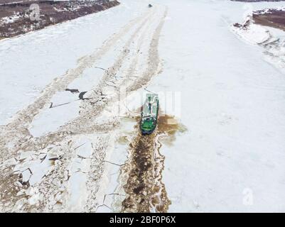 Avril 2020 - Tsenovets. Le travail des brise-glace pendant la dérive de glace. Inondation printanière en Russie. Russie, région d'Arkhangelsk Banque D'Images