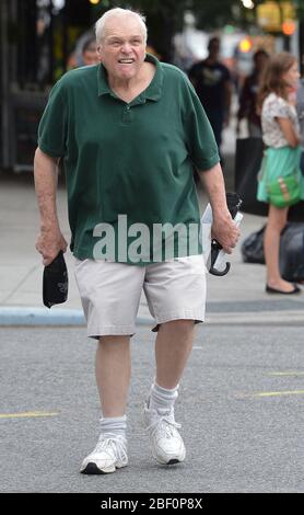 Manhattan, États-Unis d'Amérique. 19 septembre 2012. NEW YORK - 18 SEPTEMBRE : Brian Dennehy, acteur dramatique de 74 ans, se rend au théâtre de rue Bleeker où il fait partie d'une série tournante de production d'anniversaire « exonerée » du projet Culture. Le 18 septembre 2012 personnes : Brian Dennehy crédit : Groupe médias tempêtes/Alay Live News Banque D'Images