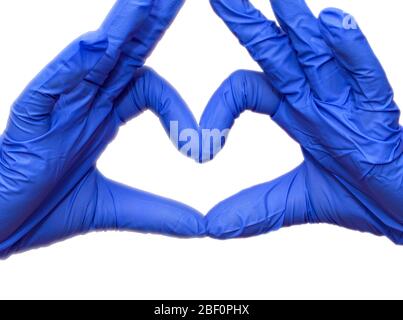 Les mains du médecin qui font la forme du coeur avec des gants de latex de protection bleus isolés sur blanc, covid-19 protection pour le coronavirus Banque D'Images