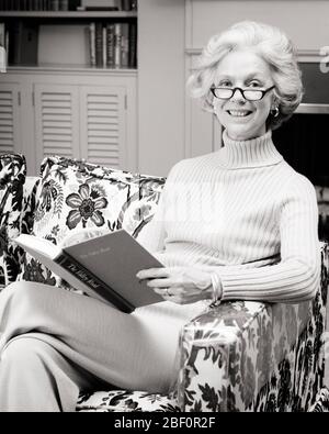 70 MATURE RELXD SENDER SAINE FEMME TENANT UN LIVRE PORTANT LECTEUR LUNETTES DE VUE TURTLENECK SWEAT REGARDANT L'APPAREIL PHOTO SOURIANT - R24219 HAR001 HARS PHYSIQUE PERSONNES CONFIANCE LUNETTES EXPRESSIONS ÂGE MOYEN B&W OEIL CONTACT BONHEUR FEMME D'ÂGE MOYEN BIEN-ÊTRE LOISIRS GAI SACKS SOURIRES BLANC CHEVEUX CONTENU JOYEUSE LECTEUR DE DÉTENTE SLEGAVANT CHEZ SOI, L'ETHNICITÉ CAUCASIENNE NOIRE ET BLANCHE HAR001 EST UN COL DE CYGNE À L'ANCIENNE Banque D'Images
