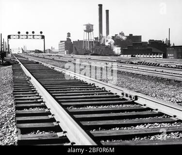 ANNÉES 60 CHEMIN DE FER BIEN ENTRETENU RAILS ACIER TRAVERSES BOIS BALLAST NET DANS LA ZONE INDUSTRIELLE DE DAYTON OHIO ÉTATS-UNIS - R4680 HARS SPIKES CONCEPT CONNEXION CONCEPTUEL DAYTON CHEMINS DE FER CONCEPTS SYMBOLIQUES LIGNE PRINCIPALE OH OHIO USINES NOIR ET BLANC HAR001 MIDWEST VIEUX TRAIN REPRÉSENTATION DES CHEMINÉES Banque D'Images