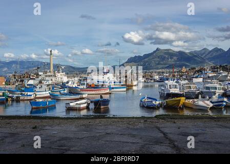 Bateaux de pêche dans le port de Porticello, partie de la ville de Santa Flavia sur la côte Tyrrhénienne sur l'île de Sicile en Italie Banque D'Images