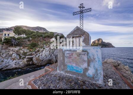 Petit sanctuaire à Saint Elia ancien village, partie de la ville de Santa Flavia sur la côte Tyrrhénienne sur l'île de Sicile en Italie, le cap de Zafferano en arrière-plan Banque D'Images