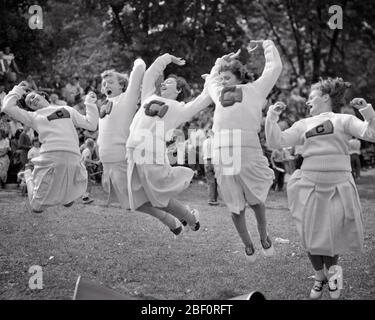 ANNÉES 1950 5 BONDISSANT ANONYME CHEERING DES ADOLESCENTES CHEERLEADERS AU LYCÉE ATHLETICS FOOTBALL JEU USA - S2955 HAR001 HARS 5 SANTHESS ETATS-UNIS LAINE COPIE ESPACE AMITIÉ PLEINE LONGUEUR PHYSIQUE PERSONNES ADOLESCENTES ATHLÉTIQUES AMERICANA B&W JUPES BUTS ÉCOLES BONHEUR STYLES UNIVERSITÉS MENEURS D'EXCITATION CHAUSSURES DE SELLE HAUTES ÉCOLES SWEATERS ÉLEVÉ LES ÉCOLES L'ENSEIGNEMENT SUPÉRIEUR TRICHE LE MOUVEMENT FLOU SELLE OXFORDS SAUT DE JOUR POUR LA JOIE ÉLÉGANT ADOLESCENT DEUX TONS MODES JEUNES TOGÈRNESS AMÉRICAIN FOOTBALL NOIR ET BLANC CAUCASIEN ETHNICITÉ HAR001 À L'ANCIENNE Banque D'Images