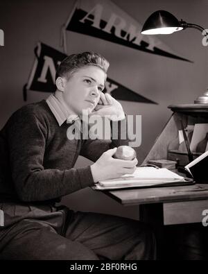 ANNÉES 1930 GARÇON ADOLESCENT ASSIS À BUREAU ÉTUDIANT ORDINATEUR PORTABLE OUVERT MANGER UNE JOURNÉE DE RÊVE APPLE AVEC L'ARMÉE NAVY ACADEMY PENNANTS SUR LE MUR - S3603 HAR001 HARS FUTURE NOSTALGIE DEVOIRS VIEILLE MODE 1 JEUNE VISAGE ORDINATEUR PORTABLE COMMUNICATION STYLE DE VIE STUDIO SHOT MARINE HOME VIE COPIER ESPACE DEMI-LONGUEUR PENSIF HOMMES PENSIFS ADOLESCENT EXPRESSIONS OBJECTIFS B&W RÊVES DE JOUR ACADÉMIE UNIVERSITÉS ESPÈRENT RÉFLÉCHIR RÉFLÉCHIR À UN AT SUR PENNANT REFLÉTANT L'ENSEIGNEMENT SUPÉRIEUR PONDERING CONSIDÉRER PERDU DANS L'IMAGINATION DE PENSÉE ADOLESCENTS COLLÈGES D'ANNAPOLIS CONTEMPLATIVE SINCÈRE ASPIRATION DE POINT OUEST CONTEMPLATIVE Banque D'Images