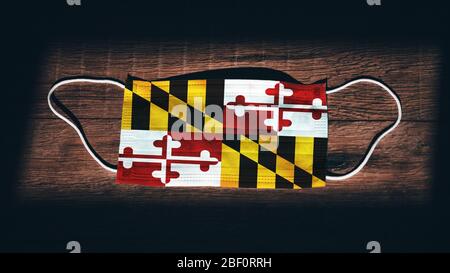 Drapeau du Maryland. Coronavirus Covid 19 dans l'État américain. Masque médical isoler sur un fond noir. Masques pour le visage et la bouche pour une protection contre l'air dedans Banque D'Images