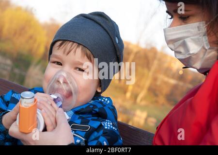 Un petit garçon souffrant d'asthme bronchique malade reçoit un traitement par inhalation d'aérosols. Prévention des complications Banque D'Images