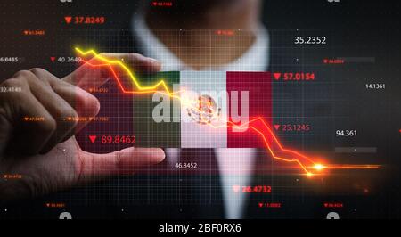 Graphique descendant devant le drapeau mexicain. Concept de crise Banque D'Images