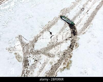 Avril 2020 - Tsenovets. Le travail des brise-glace pendant la dérive de glace. Inondation printanière en Russie. Russie, région d'Arkhangelsk Banque D'Images