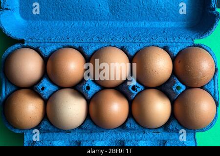 Œufs de poulet brun biologique en carton sur des fonds rustiques de table en bois, concepts naturels de nourriture saine Banque D'Images