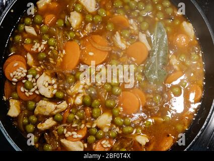 Vue de dessus d'une poêle cuisine d'une paella de riz et de poulet en Espagne pendant la séquestration Banque D'Images