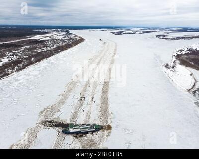 Avril 2020 - Tsenovets. Le travail des brise-glace pendant la dérive de glace. Inondation printanière en Russie. Russie, région d'Arkhangelsk Banque D'Images