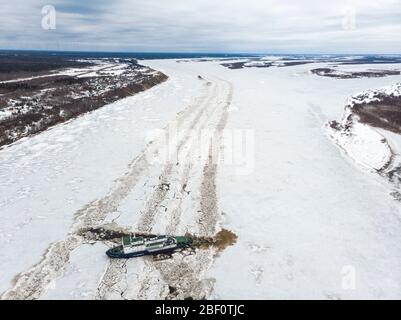 Avril 2020 - Tsenovets. Le travail des brise-glace pendant la dérive de glace. Inondation printanière en Russie. Russie, région d'Arkhangelsk Banque D'Images