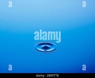 Goutte d'eau, goutte tombe dans l'eau, Allemagne Banque D'Images