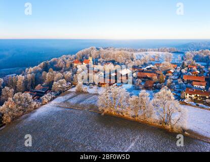 Village Hechenberg au matin, près de Dietramszell, contreforts des Alpes, drone shot, Haute-Bavière, Bavière, Allemagne Banque D'Images