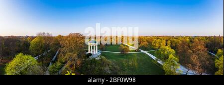 Panorama du jardin anglais avec Monopteros au matin, Munich, vue aérienne, Haute-Bavière, Bavière, Allemagne Banque D'Images