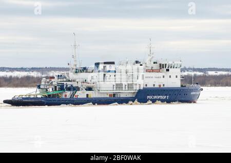 Avril 2020 - Tsenovets. Le travail des brise-glace pendant la dérive de glace. Inondation printanière en Russie. Russie, région d'Arkhangelsk Banque D'Images