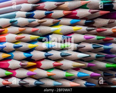 Bande de crayons de couleur prêts à l'emploi. Gros plan Banque D'Images