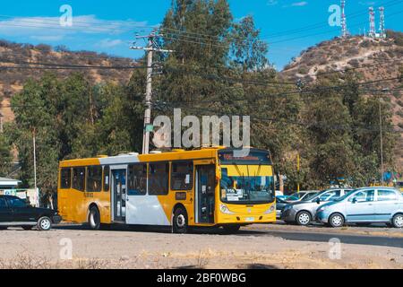 SANTIAGO, CHILI - DÉCEMBRE 2019: Un bus Transantiago à Puente Alto Banque D'Images