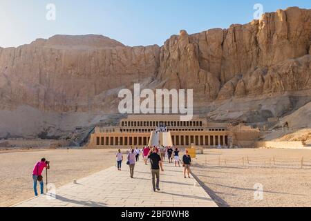 Temple d'Hatshepsut à Deir el-Bahari près de Louxor, Egypte Banque D'Images