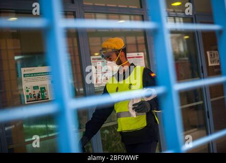 Membre de l'urgence militaire de l'armée espagnole (UME) portant un costume de protection vu au centre de santé après la désinfection. Les membres de l'unité militaire d'urgence de l'armée espagnole (UME) et les pompiers désinfectent un centre de santé après le confinement décrété par le gouvernement espagnol et qui sera prolongé jusqu'au 10 mai. Banque D'Images