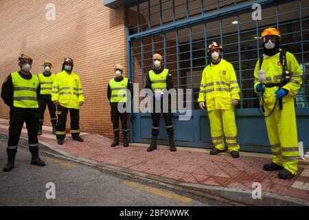 Les pompiers et les membres de l'unité militaire d'urgence de l'armée espagnole (UME) portant des équipements de protection posent pour une photo de groupe en dehors du centre de santé. Les membres de l'unité militaire d'urgence de l'armée espagnole (UME) et les pompiers désinfectent un centre de santé après le confinement décrété par le gouvernement espagnol et qui sera prolongé jusqu'au 10 mai. Banque D'Images