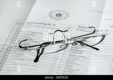 Lunettes sur les bulletins de vote, les élections, les élections mayorales, Munich, Bavière, Allemagne Banque D'Images