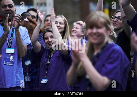 Infirmières à l'extérieur de l'hôpital Chelsea et Westminster de Londres, pour saluer les héros locaux au cours de l'initiative nationale Clap for Carers NHS de jeudi pour applaudir les travailleurs et les soignants du NHS qui luttent contre la pandémie de coronavirus. Banque D'Images