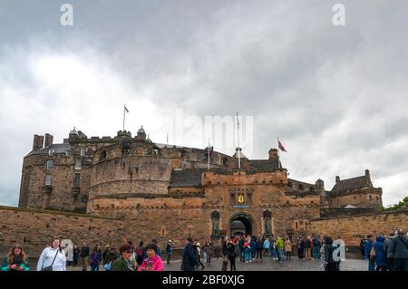 EDINBURGH, GRANDE-BRETAGNE - 28 MAI 2019 : foule devant le château d'Édimbourg Banque D'Images