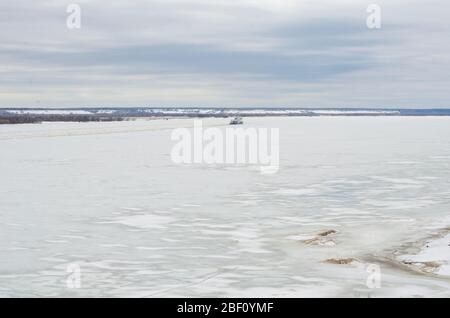 Avril 2020 - Tsenovets. Le travail des brise-glace pendant la dérive de glace. Inondation printanière en Russie. Russie, région d'Arkhangelsk Banque D'Images