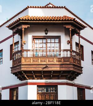 Magnifiques balcons décoratifs en bois sur une maison typique des Canaries. Banque D'Images