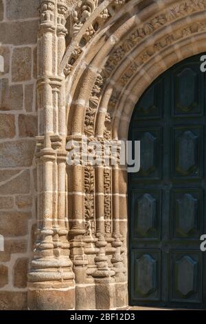Détails de l'arche de porte sur l'église paroissiale sur la place principale de la ville de Vila Nova de Foz COA, Portugal Banque D'Images
