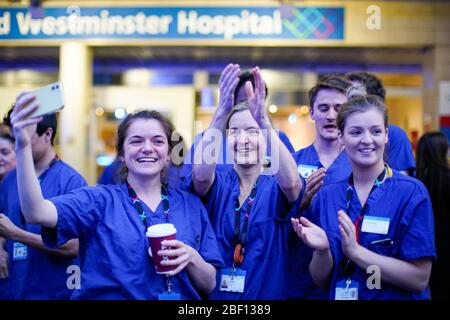 Infirmières à l'extérieur de l'hôpital Chelsea et Westminster de Londres, pour saluer les héros locaux au cours de l'initiative nationale Clap for Carers NHS de jeudi pour applaudir les travailleurs et les soignants du NHS qui luttent contre la pandémie de coronavirus. Banque D'Images