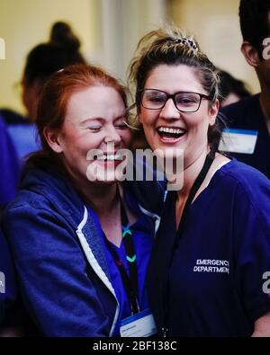Infirmières à l'extérieur de l'hôpital Chelsea et Westminster de Londres, pour saluer les héros locaux au cours de l'initiative nationale Clap for Carers NHS de jeudi pour applaudir les travailleurs et les soignants du NHS qui luttent contre la pandémie de coronavirus. Banque D'Images