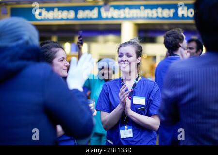 Infirmières à l'extérieur de l'hôpital Chelsea et Westminster de Londres, pour saluer les héros locaux au cours de l'initiative nationale Clap for Carers NHS de jeudi pour applaudir les travailleurs et les soignants du NHS qui luttent contre la pandémie de coronavirus. Banque D'Images