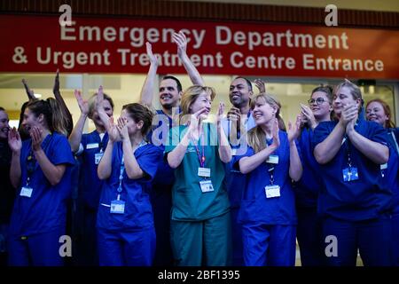 Infirmières à l'extérieur de l'hôpital Chelsea et Westminster de Londres, pour saluer les héros locaux au cours de l'initiative nationale Clap for Carers NHS de jeudi pour applaudir les travailleurs et les soignants du NHS qui luttent contre la pandémie de coronavirus. Banque D'Images