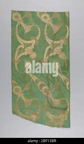 Textile. Morceau de soie brodée avec un style « bizarre » de formes curvilignes exagérées piercing et être percé par des formes foliaires. Dans le fil d'or et d'argent avec des accents rouges sur un sol vert. Banque D'Images