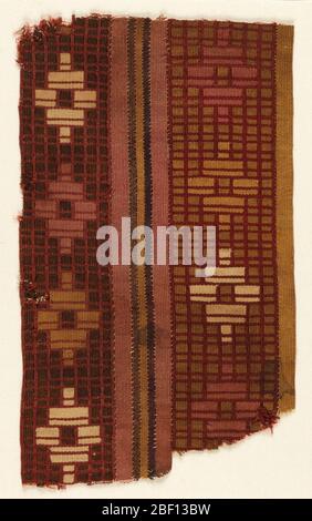 Fragment. Fragment d'un manteau avec deux bandes à motifs larges, une marron, une ocre, séparés par des bandes étroites de rose, marron et ocre. Banque D'Images