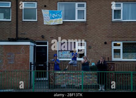 Loughborough, Leicestershire, Royaume-Uni. 16 avril 2020. Les résidents se félicitent de leur appréciation pour les travailleurs du NHS lors du quatrième événement Clap pour les soignants pendant le verrouillage de la pandémie de coronavirus. Credit Darren Staples/Alay Live News. Banque D'Images