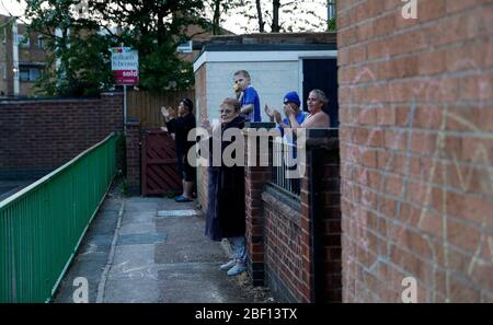 Loughborough, Leicestershire, Royaume-Uni. 16 avril 2020. Les résidents se félicitent de leur appréciation pour les travailleurs du NHS lors du quatrième événement Clap pour les soignants pendant le verrouillage de la pandémie de coronavirus. Credit Darren Staples/Alay Live News. Banque D'Images