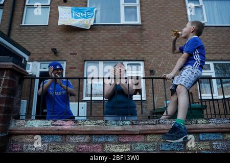 Loughborough, Leicestershire, Royaume-Uni. 16 avril 2020. Les résidents se félicitent de leur appréciation pour les travailleurs du NHS lors du quatrième événement Clap pour les soignants pendant le verrouillage de la pandémie de coronavirus. Credit Darren Staples/Alay Live News. Banque D'Images