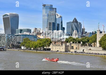 Les affaires en hors-bord Thames Rockets effectuent des visites touristiques rapides SUR LA Tamise en passant par la Tour historique de Londres et les gratte-ciel modernes de la ville Angleterre Royaume-Uni Banque D'Images