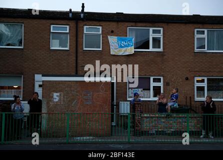 Loughborough, Leicestershire, Royaume-Uni. 16 avril 2020. Les résidents se félicitent de leur appréciation pour les travailleurs du NHS lors du quatrième événement Clap pour les soignants pendant le verrouillage de la pandémie de coronavirus. Credit Darren Staples/Alay Live News. Banque D'Images