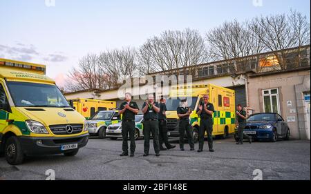 Brighton UK 16 avril 2020 - le personnel d'Ambulance à Brighton se joint aux tonights Clap pour nos soignants dans toute la Grande-Bretagne pendant la crise pandémique de Coronavirus COVID-19 . Crédit: Simon Dack / Alay Live News Banque D'Images