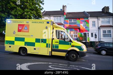 Brighton UK 16 avril 2020 - une ambulance conduit par les habitants de Brighton pendant les tonights Clap pour nos soignants pendant la crise pandémique de Coronavirus COVID-19 . Crédit: Simon Dack / Alay Live News Banque D'Images