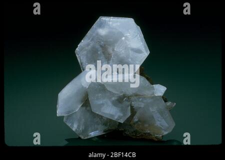 Photographie de cristaux de calcite tabulaire (R2275) de la Collection nationale de minéraux Banque D'Images