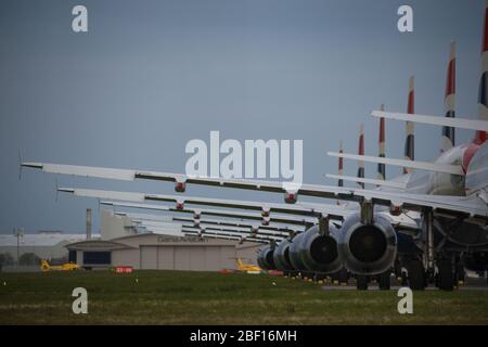 Glasgow, Royaume-Uni. 16 avril 2020. Photo : une collection de quatorze jets British Airways (Airbus de courte à moyenne portée) allant de l'A319, l'A320 et l'A321 se tiennent sur le tarmac de l'aéroport international de Glasgow. L'industrie aéronautique mondiale connaît un ralentissement sans précédent des affaires, la plupart des compagnies aériennes ayant affecté un nombre élevé de personnel en raison de pressions financières considérables causées par la pandémie de Coronavirus (COVID-19) en cours. Crédit : Colin Fisher/Alay Live News Banque D'Images