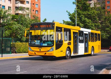 SANTIAGO, CHILI - DÉCEMBRE 2015 : un bus de transport public Transantiago dans le centre-ville de Santiago Banque D'Images
